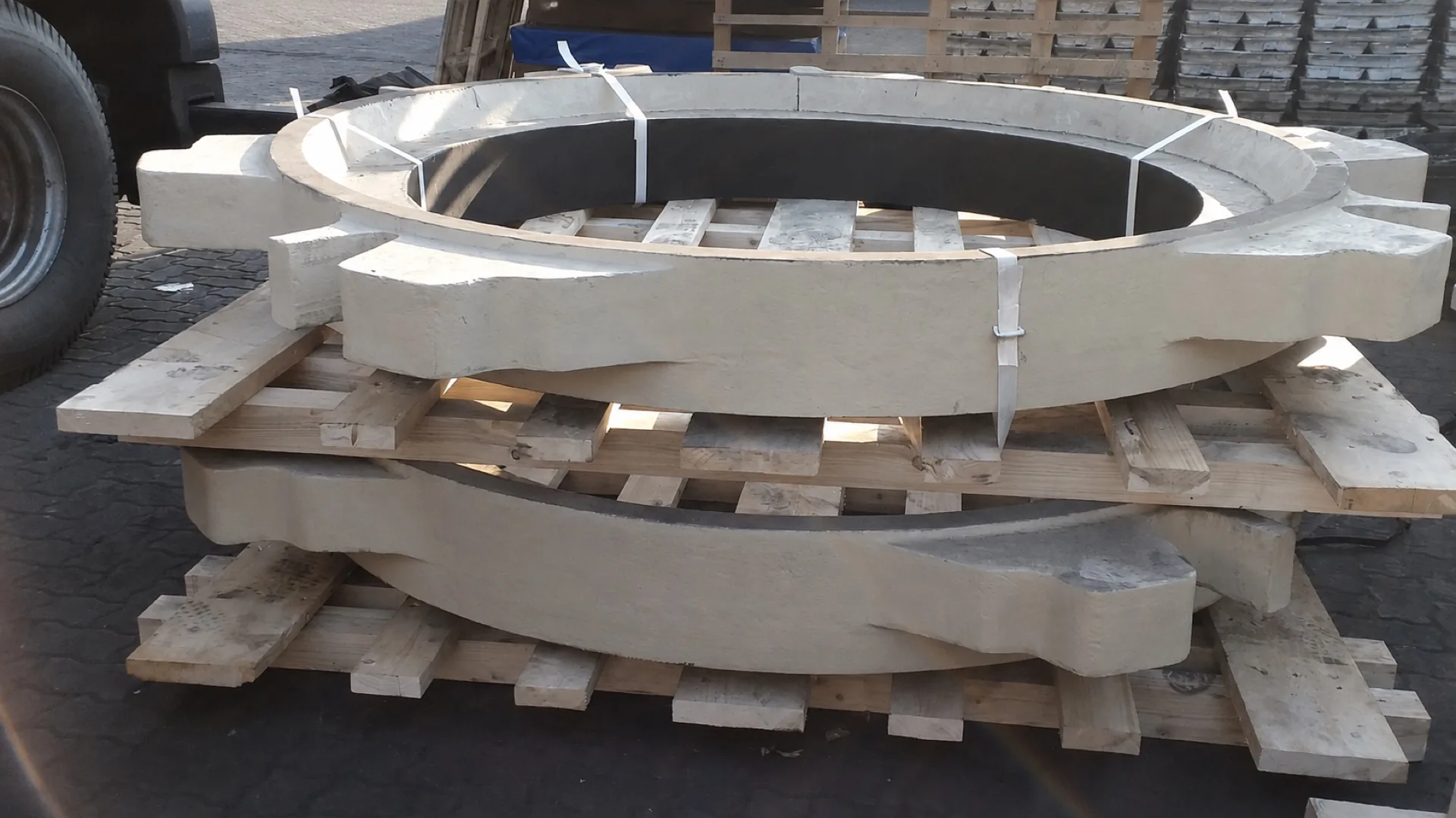 Circular industrial components protected and secured on timber pallets
